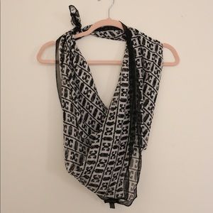 Escada 〰️ 100% Silk Scarf, designer made in Italy